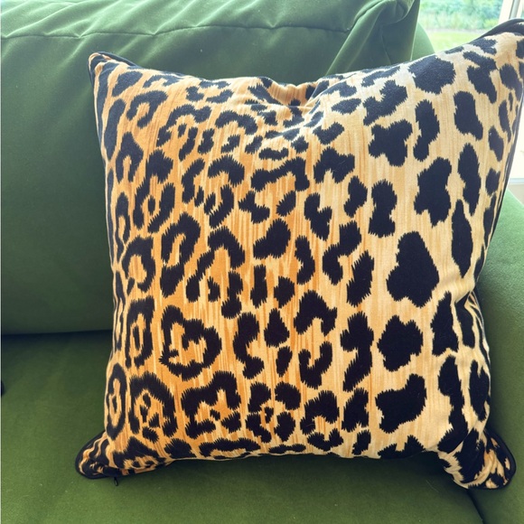 Beautiful leopard print pillow covers 20x20 (pair of pillows) - Picture 1 of 3
